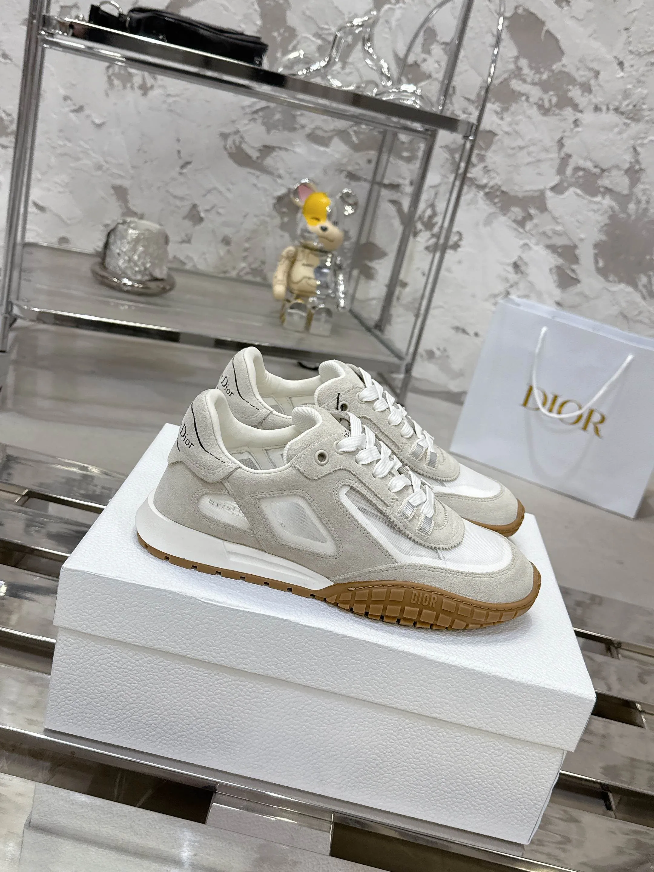 Factory price 640💰 Top version! ! ! Dior Tech sneakers Dior Tech is newly launched, with exquisite color matching and autumn and winter atmosphere. This Dior Tech sneaker is a new product in the 2026 early spring ready-to-wear series. It is equipped with fashionable details and highlights the retro aesthetics. Made of calfskin and suede calfskin upper with transparent mesh side panels and ChristianDior Paris signature on the heel and tongue. A textured, tonal Dior signature sole adds couture style. Upper material: Textile, cowhide split leather, cowhide leather with Christian Dior Paris logo on the heel and tongue Textured Dior logo rubber sole embellished with Christian Dior's lucky star symbol! Size 35-46 (40 for women, 41 for men, 38.45.46, custom made and non-refundable)
